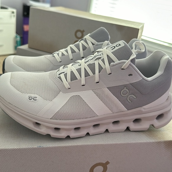 On Cloudrunner - Picture 2 of 5